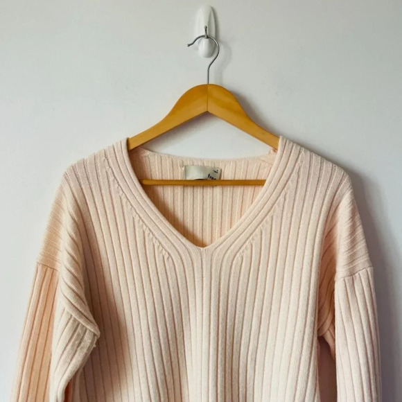 Aritzia Wilfred Free 100% Merino Wool Ribbed Knit V Neck Sweater Cream - Picture 2 of 6